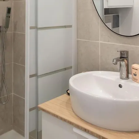 A1 2bdr Modern Chic Flat Ac 3min From Sandy Beaches