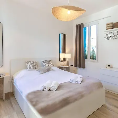 A1 2bdr Modern Chic Flat Ac 3min From Sandy Beaches Apartman