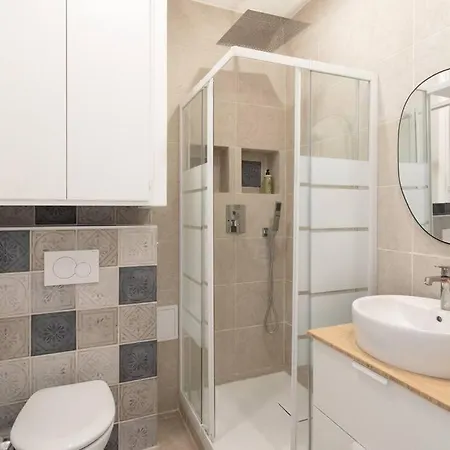 A1 2bdr Modern Chic Flat Ac 3min From Sandy Beaches Апартаменти